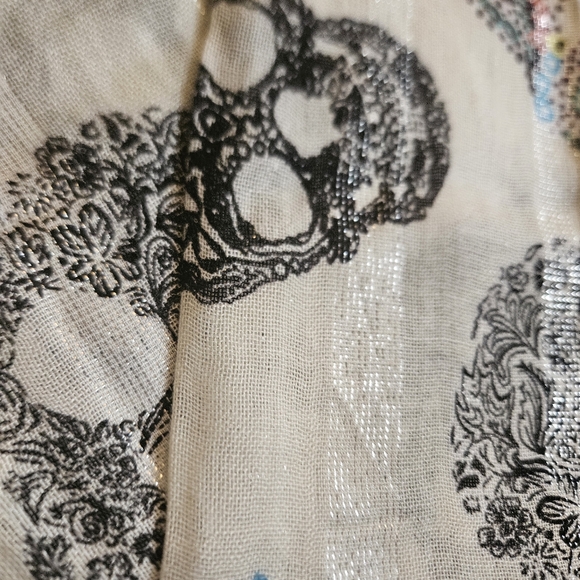 Scarf with Skulls - Picture 8 of 15